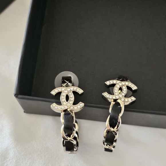 Brand new 2023 authentic Chanel cc hoops earrings with crystal & leather - Picture 12 of 17